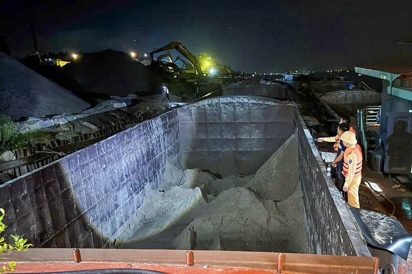 Bến vật liệu không phép hoạt động trong đêm 24/6 bị lực lượng chức năng phát hiện.