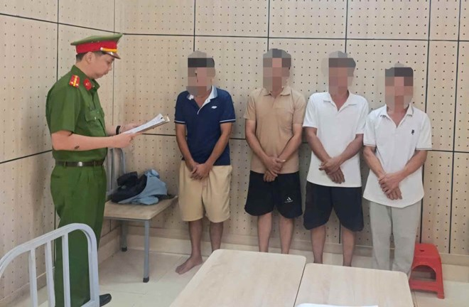 Các đối tượng trong tụ điểm cá độ bóng đá bị công an triệt phá, bắt giữ. Ảnh: Công an Lâm Đồng