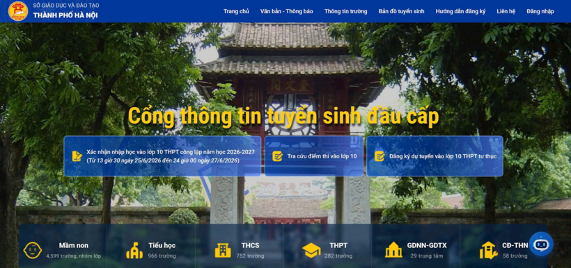 Học sinh xác nhận nhập học tại Cổng thông tin tuyển sinh đầu cấp của thành phố. Ảnh: Hà Nội mới.