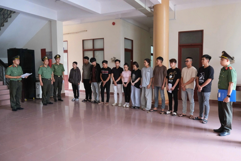 Cơ quan An ninh điều tra tống đạt các quyết định. Ảnh: Dân Trí