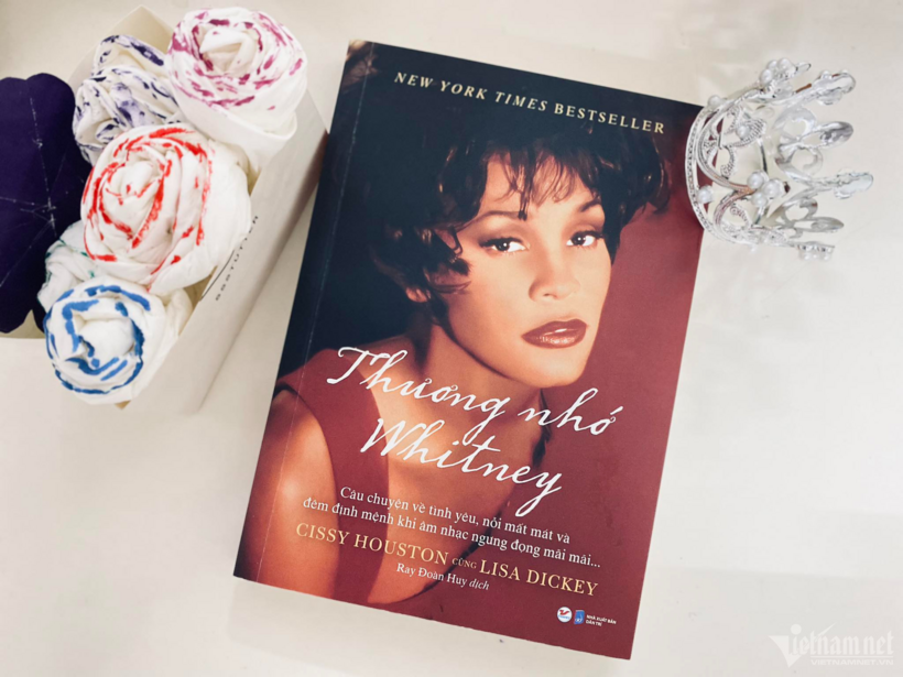 Bìa cuốn sách về cuộc đời Whitney Houston do mẹ cô viết.