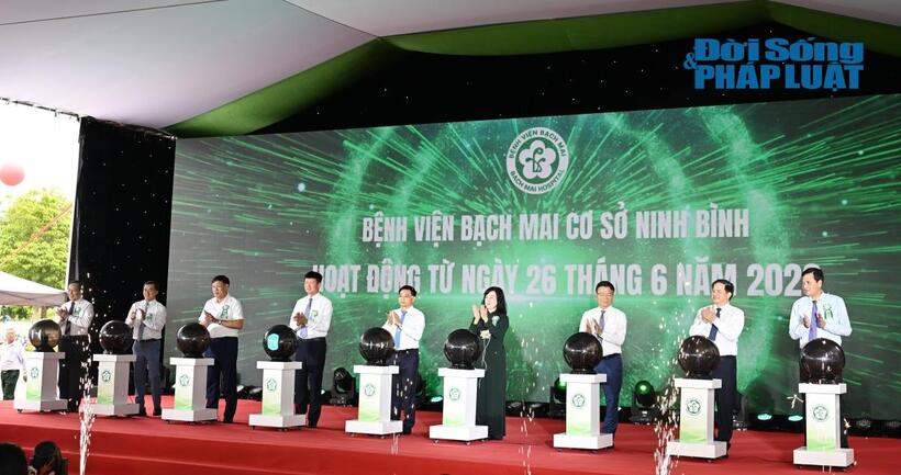 Bấm nút chính thức khai trương Bệnh viện Bạch Mai cơ sở Ninh Bình hoạt động từ ngày 26/6.