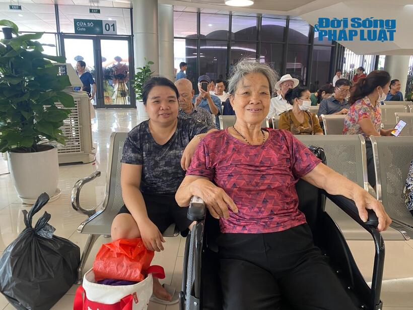 Chị Phạm Thị Thi và mẹ là Phạm Thị Nhẫn tại sảnh khám bệnh.