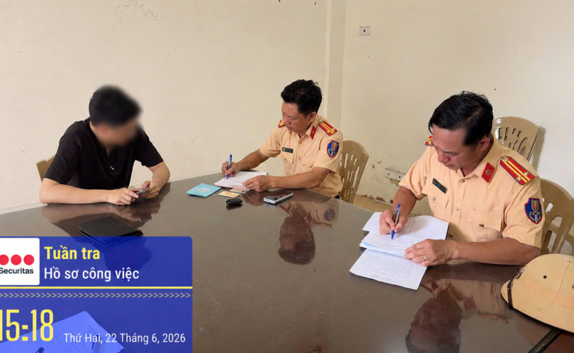 Lực lượng Cảnh sát giao thông lập biên bản xử phạt hành chính. (Ảnh: Công an tỉnh Thanh Hóa)