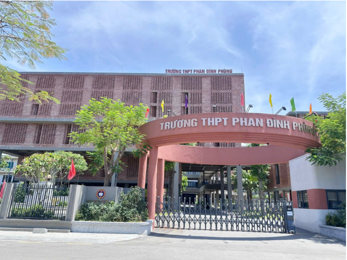 Trước đó, với điểm chuẩn dự kiến 24,75 điểm tại Trường THPT Phan Đình Phùng, thí sinh đạt khoảng 8 điểm/môn vẫn có nguy cơ trượt. Ảnh: T.Lương/ Theo VietNamNet.