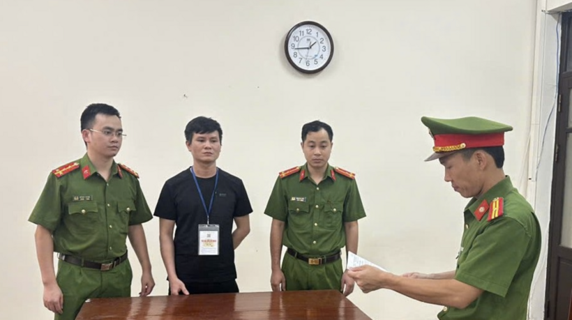 Cơ quan Cảnh sát Điều tra Công an tỉnh Ninh Bình đọc Quyết định khởi tố bị can đối với Vũ Ngọc Ánh. Ảnh CACC