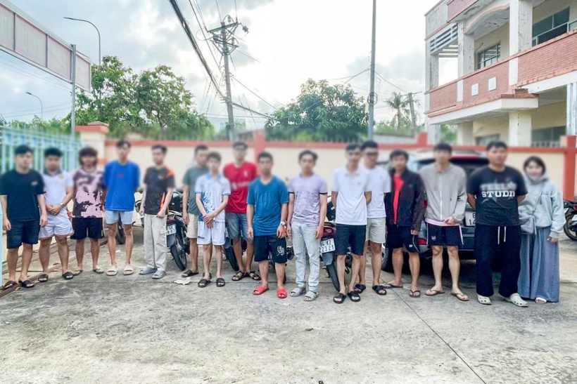 Các đối tượng tại trụ sở công an. Ảnh: Báo Cần Thơ