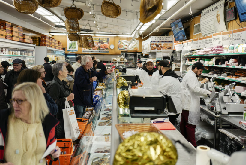 Người dân mua sắm tại một siêu thị ở thành phố New York (Mỹ) tháng 11/2025. Ảnh:&nbsp;Reuters