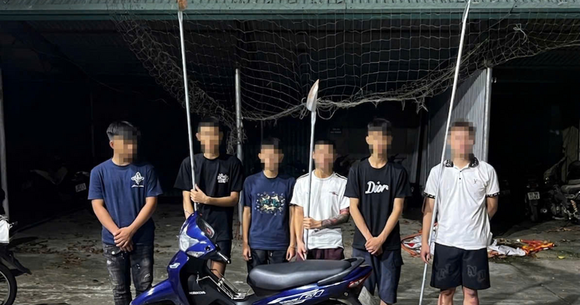 Nhóm thanh thiếu niên cùng hung khí. (Ảnh: Công an tỉnh Phú Thọ)