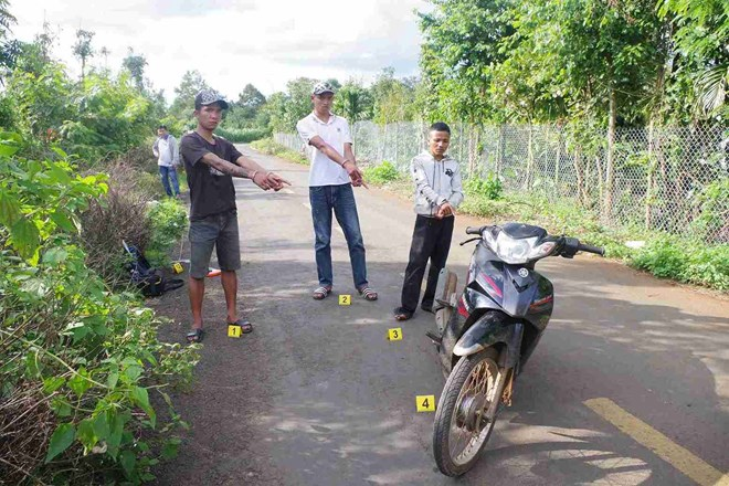Các đối tượng tham gia cướp tài sản được đưa đến hiện trường vụ việc. Ảnh: Vietnamnet