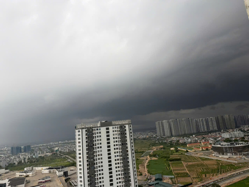 Vùng mây đen đang tiến về Hà Nội. Ảnh: Thu Dương.