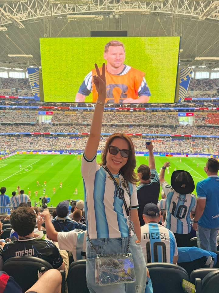 Mỹ Tâm chụp lại hình ảnh cô đi xem World Cup tại sân AT&T ở Dallas (Mỹ)