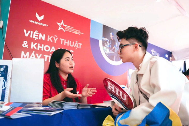 Thí sinh tìm hiểu thông tin ở ngày hội tư vấn tuyển sinh do báo Tuổi Trẻ tổ chức tại TP.HCM - Ảnh: THANH HIỆP