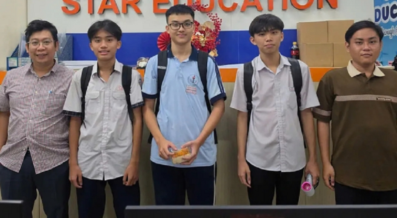 Nhân (thứ 2 từ phải qua), người có tình yêu với toán học.&nbsp;ẢNH: N.T.N/ Theo báo Thanh niên.