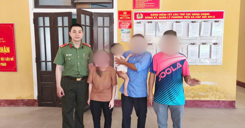 Công an phường Hương Trà bàn giao T.M và con trai cho gia đình. (Ảnh: Công an tỉnh Thái Nguyên)