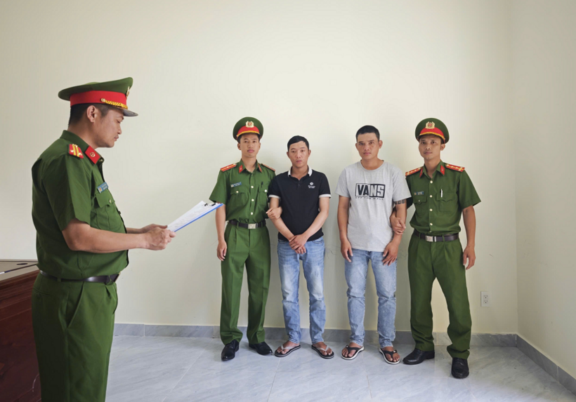 Thông báo các quyết định tố tụng đối với đối tượng Lê Anh Vũ và Lê Thanh Tùng. Ảnh:&nbsp; Công an tỉnh Lâm Đồng