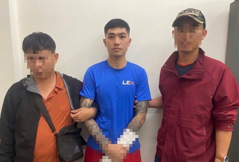 Tổ công tác phối hợp di lý đối tượng về địa phương để phục vụ công tác điều tra. Ảnh: Công an tỉnh Lâm Đồng