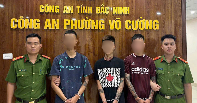 Nhóm thanh thiếu niên tại cơ quan công an.