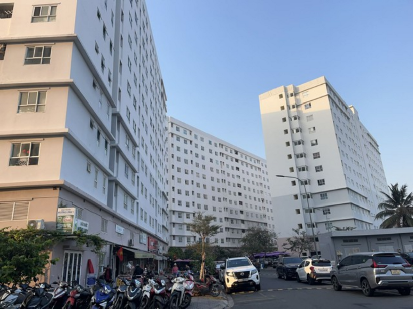Nếu như năm 2023, phân khúc căn hộ bình dân có giá dưới 25 triệu đồng/m2 còn chiếm khoảng 7% giao dịch thì đến nay đã hoàn toàn biến mất khỏi thị trường sơ cấp. Trong khi đó, tỷ trọng giao dịch căn hộ trung cấp có giá từ 25-50 triệu đồng/m2 giảm mạnh từ 48% năm 2023 xuống còn 26% trong quý I/2026.