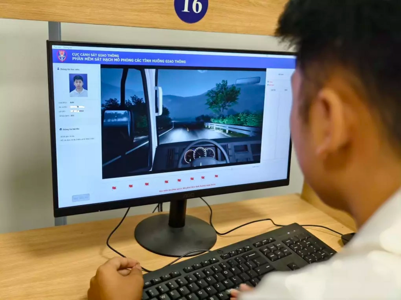 Thí sinh thi mô phỏng trong sát hạch lái xe tại Hà Nội hồi tháng 4/2026. Ảnh: Việt An.