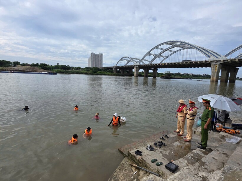 Việc bơi lội trên sông tiềm ẩn nguy cơ mất an toàn, nhất là với trẻ em.