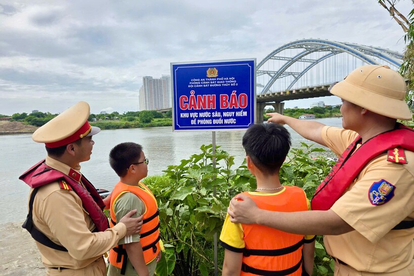 Cảnh sát đường thuỷ cắm biển cảnh báo tại các bãi tắm tự phát ven sông Đuống.