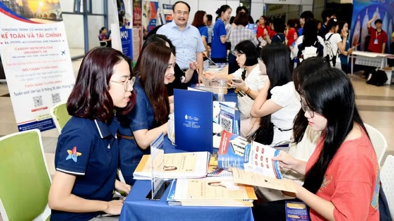 Học sinh tìm hiểu thông tin tuyển sinh tại Đại học Kinh tế quốc dân. (Ảnh: TUẤN ANH).