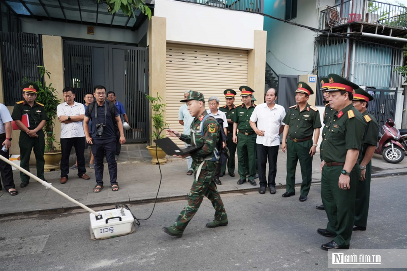 Radar xuyên đất tiến hành dò tìm khu vực nghi có mộ tập thể liệt sĩ ở Huế.