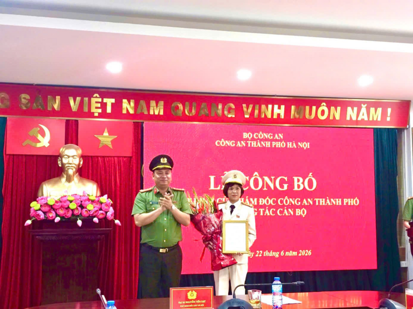 Đại tá Nguyễn Tiến Đạt, Phó Giám đốc, Thủ trưởng Cơ quan An ninh điều tra CATP Hà Nội trao Quyết định bổ nhiệm Thượng tá Bạch Thị Kim Dung giữ chức vụ Phó Trưởng phòng An ninh nội địa. Ảnh: CATP Hà Nội.