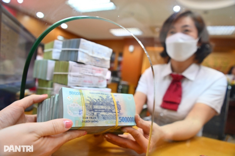 Giao dịch tiền ngân hàng (Ảnh: Tiến Tuấn).