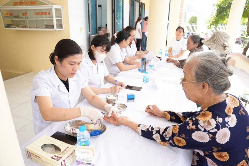 Khám sức khỏe cho người cao tuổi. Ảnh minh họa