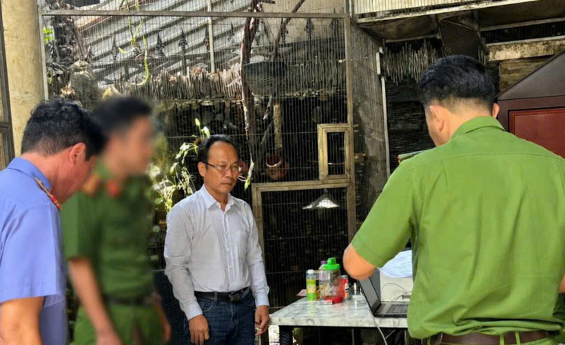 Cơ quan điều tra tống đạt quyết định tố tụng đối với Đoàn Lê Ngọc Phi Lân. Ảnh: CACC.