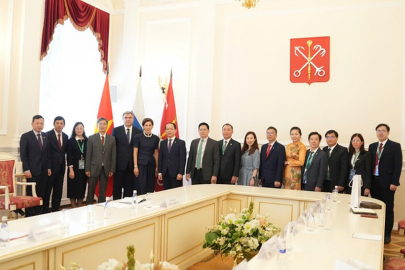 Đoàn công tác của Việt Nam tại buổi làm việc với lãnh đạo Ủy ban Đối ngoại Saint Petersburg và đại diện cơ quan luật pháp thành phố.