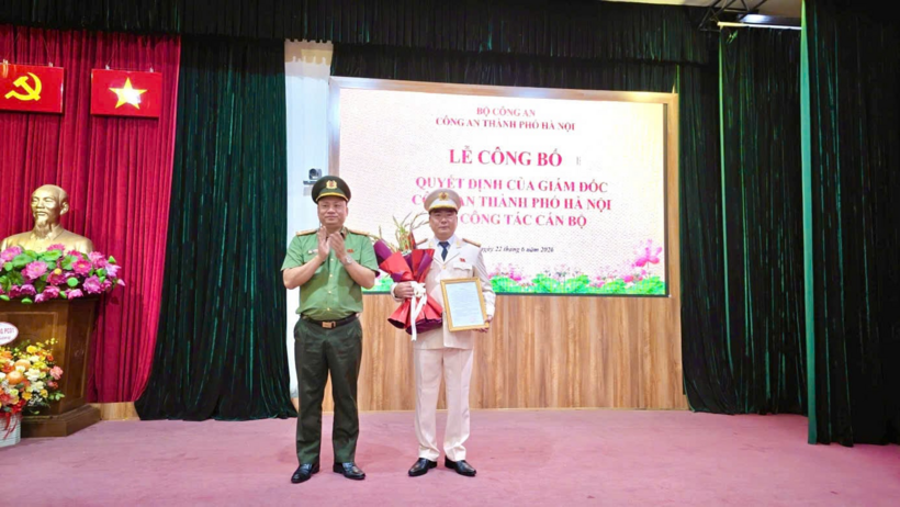 Đại tá Nguyễn Tiến Đạt, Phó Giám đốc, Thủ trưởng Cơ quan An ninh điều tra CATP Hà Nội trao Quyết định điều động và tặng hoa chúc mừng Thượng tá Hoa Việt Thắng. Ảnh: CATP Hà Nội.