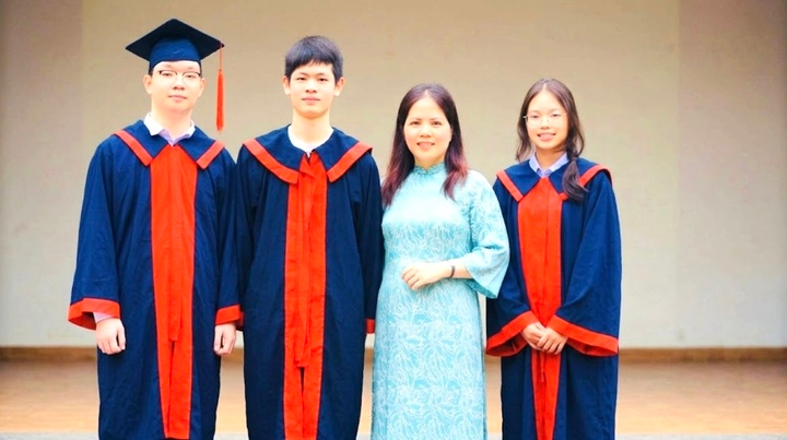 Lần lượt từ trái qua: Đỗ Gia Bảo (thủ khoa chuyên Tin) và Hồ Nhật Quang (thủ khoa chuyên Hóa) của trường THPT Chuyên Khoa học Tự nhiên - cô giáo chủ nhiệm Nguyễn Linh và Trần Minh Hà - thủ khoa lớp 10 công lập Hà Nội năm 2026. Ảnh: VTC News