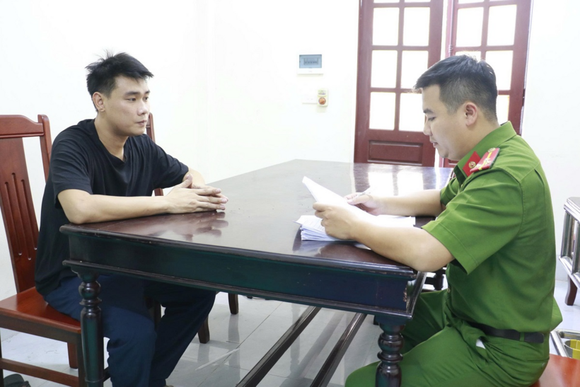 Công an tỉnh Nghệ An lấy lời khai đối tượng Lê Văn Hoàng. Ảnh: Công an Nghệ An