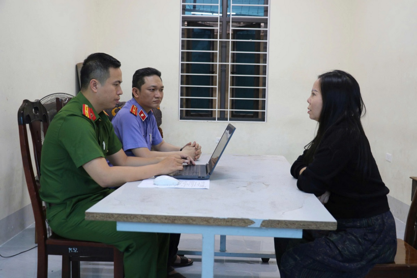 Võ Thị Hằng tại cơ quan Công an (áo đen). Ảnh: Công an Nghệ An