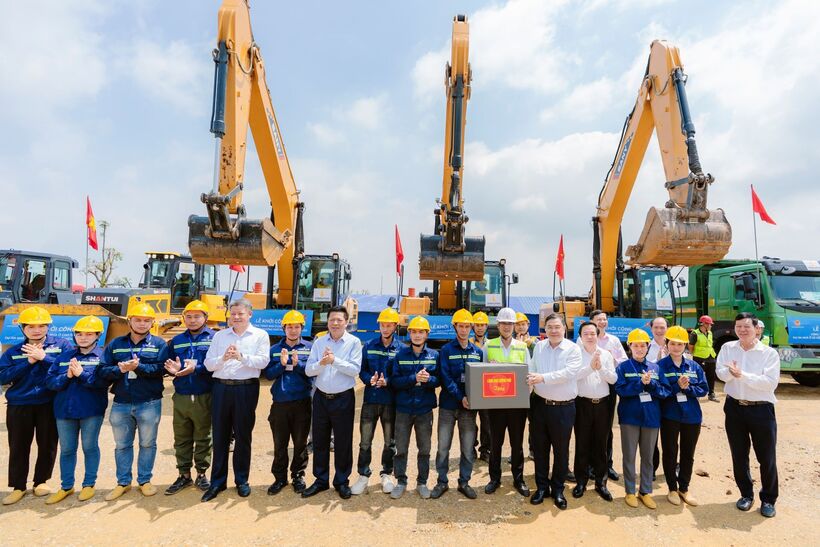 Phó Thủ tướng Thường trực Phạm Gia Túc tặng quà cho tập thể Ban Quản lý, công nhân xây dựng tại dự án Công trình nhà ở cho thuê Dự án nhà ở xã hội phường Phố Hiến