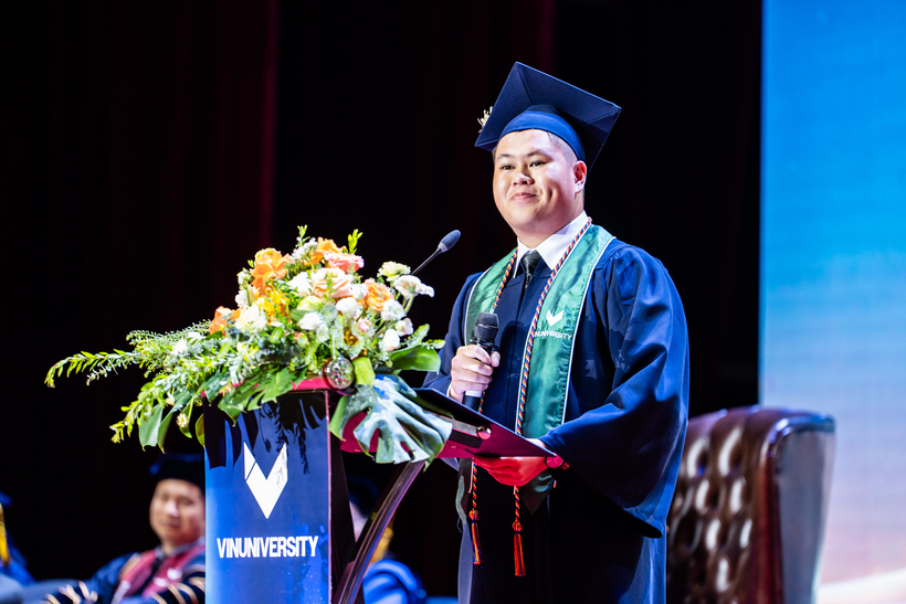 Đại diện tân khoa phát biểu