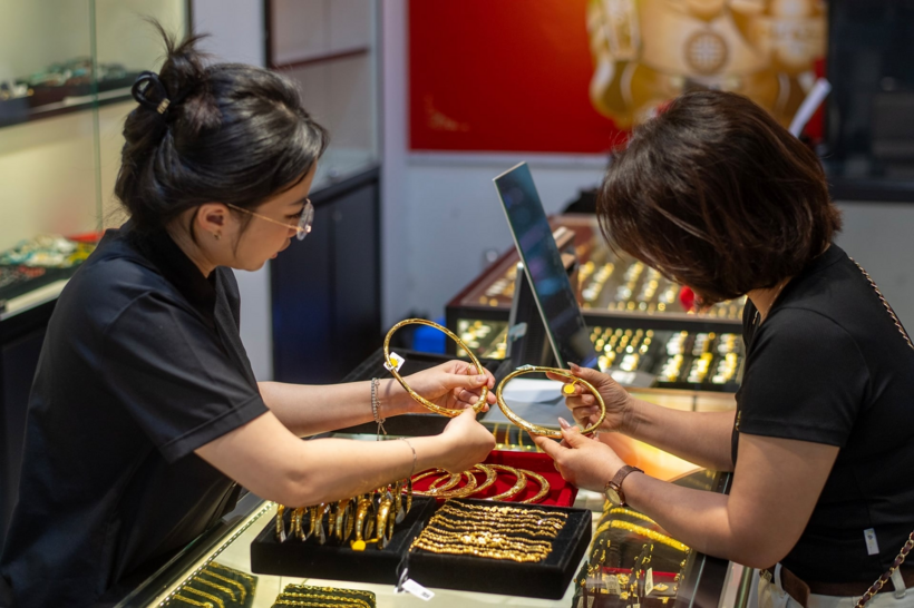 Giá vàng trong nước hiện cao hơn giá vàng thế giới khoảng 18 triệu đồng/lượng. (Ảnh: Dân Việt)