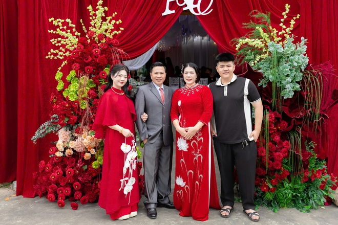 Gia đình cô dâu Ngọc Anh. Ảnh: ZNews
