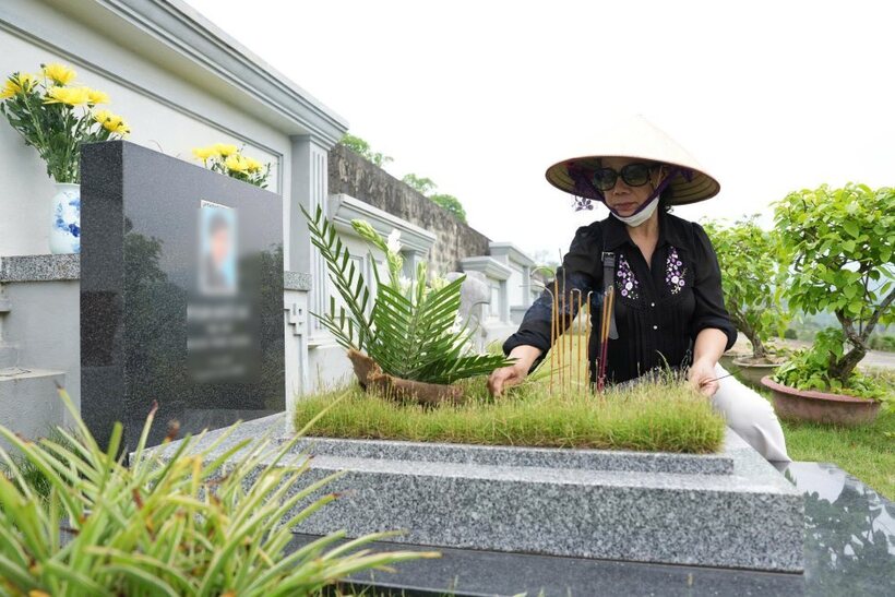 Bà Vũ Thị Tề Khương cùng gia đình đến thắp hương cho chồng bà nhân ngày giỗ và nhân Ngày Gia đình Việt Nam.
