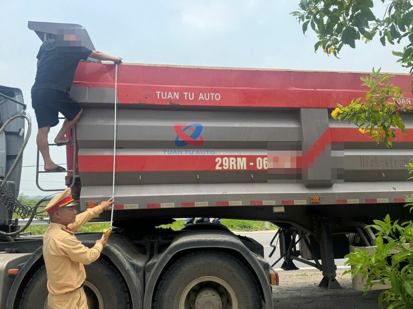 Tổ công tác đã bàn giao người cùng phương tiện cho Đội CSGT đường bộ số 10 để xử lý theo quy định.