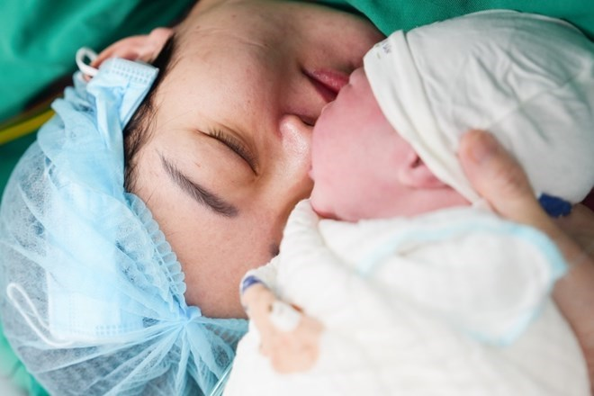 Sinh đủ 2 con được ưu tiên mua nhà ở xã hội từ 1/7/2026. (Ảnh: Lao động)