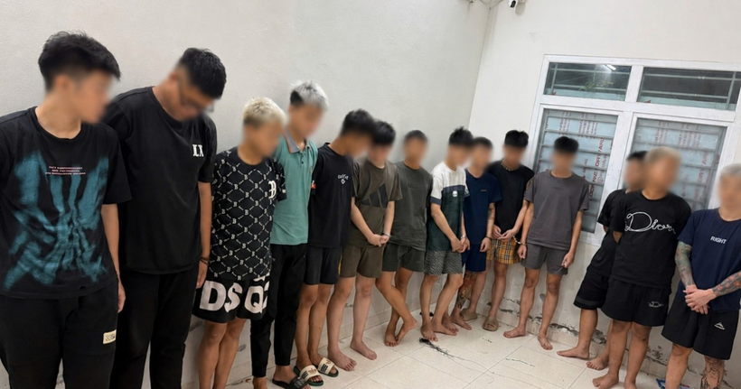 Các đối tượng tại cơ quan công an. (Ảnh: Công an Hà Nội)