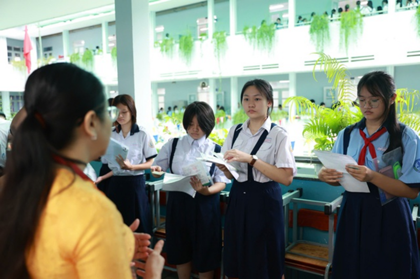 Học sinh đến trường THCS nơi học lớp 9 để nhận học bạ chuẩn bị cho việc nhập học lớp 10. Ảnh: Thanh niên