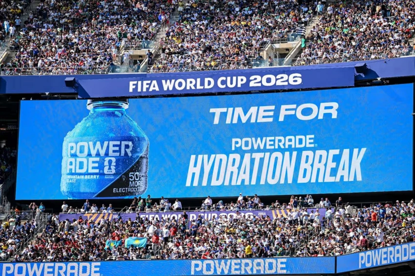 Các đội có quãng nghỉ uống nước giữa mỗi hiệp đấu tại World Cup 2026. (Ảnh: MIRROR/GETTY)