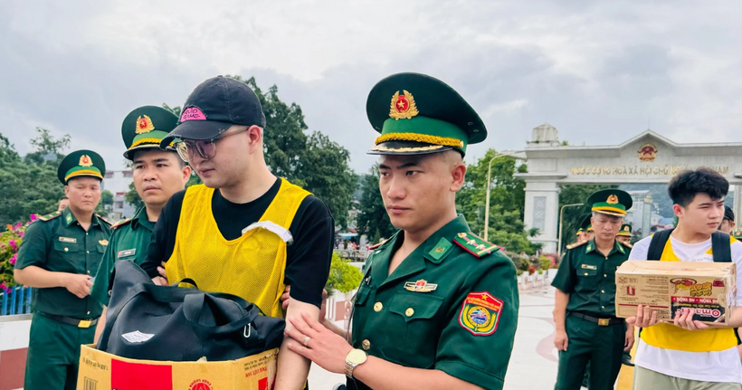 Bàn giao 19 đối tượng người Trung Quốc lập ổ lừa đảo trực tuyến tại Lào Cai. (Ảnh: Thanh Tuấn)
