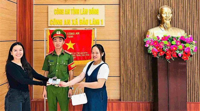 Công an xã Bảo Lâm 1 phối hợp xác minh giúp chị H’đê La Niê Kdăm (bìa phải) nhận lại số tiền 86 triệu đồng chuyển nhầm. (Ảnh: Công an xã Bảo Lâm 1)