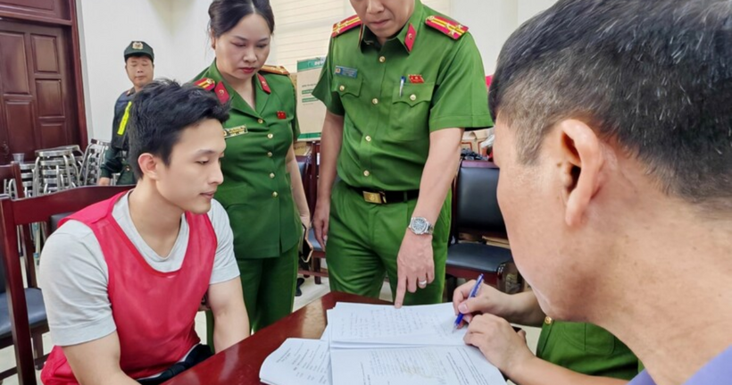 Công an lấy lời khai bị can (Ảnh: Công an cung cấp).